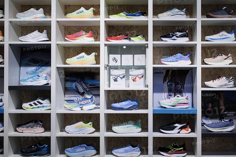 Offer and selection of sporting goods, here running shoes, in retail, Bonn, 31.07.2024. Specialist seller, professional, expertise. Adidas, HOKA, New Balance, DIADORA, Karhu