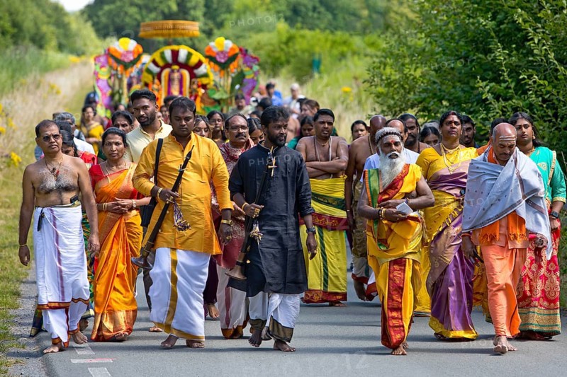 Small procession with the main priest Siva Sri Arumugam Paskarakurukkal to the Datteln-Hamm canal, Hamm Uentrop, Ruhr area, Germany, Europe