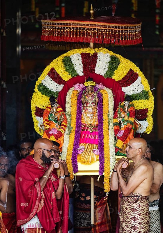 Hindus at the temple festival at the entrance of the Hindu temple Sri Kamadchi Ampal, Hamm, Ruhr area, North Rhine-Westphalia, Germany, Europe