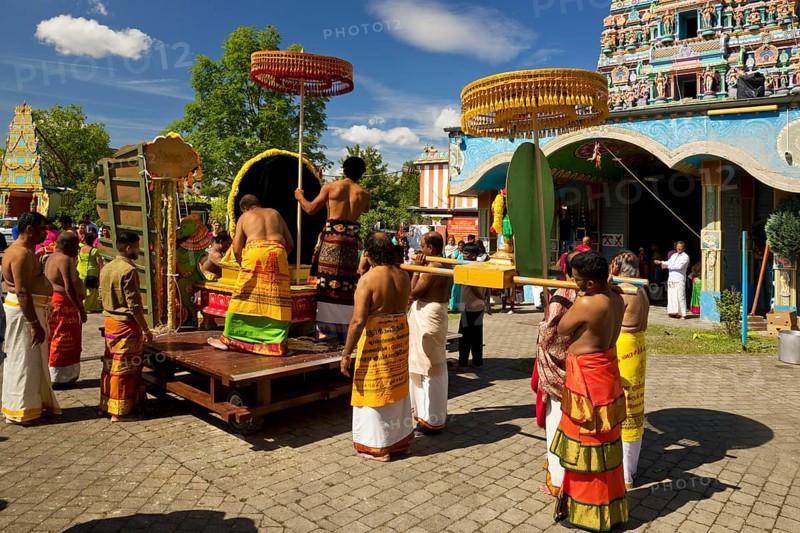 Hindus at the temple festival in front of the Hindu temple Sri Kamadchi Ampal, Hamm, Ruhr area, North Rhine-Westphalia, Germany, Europe