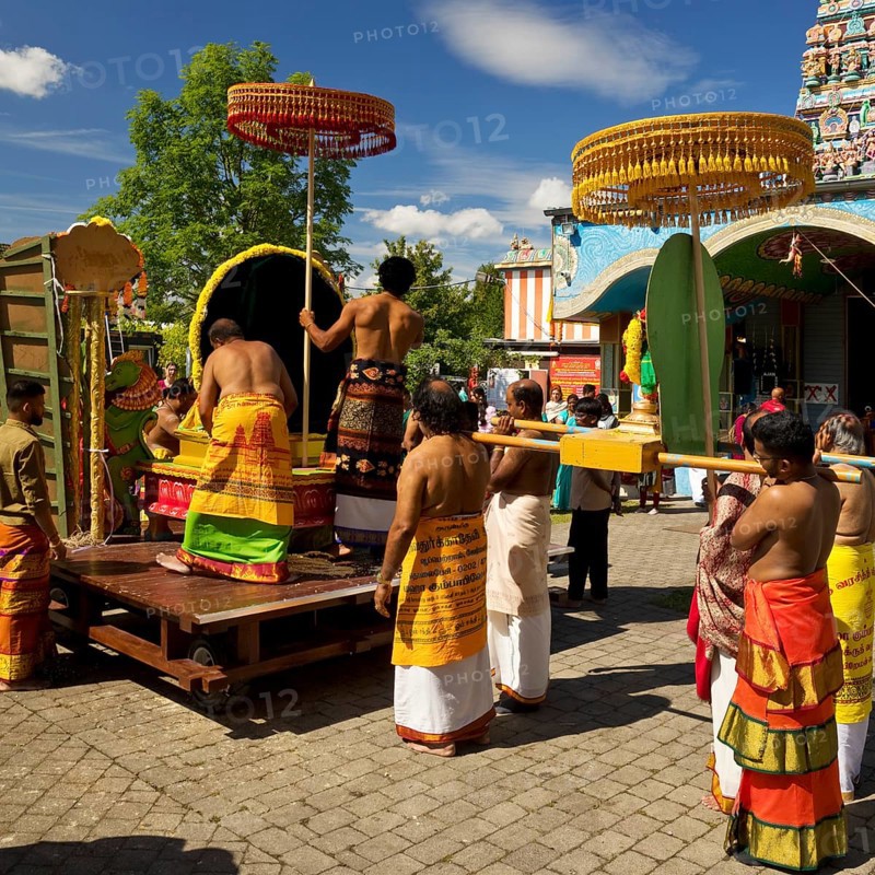 Hindus at the temple festival in front of the Hindu temple Sri Kamadchi Ampal, Hamm, Ruhr area, North Rhine-Westphalia, Germany, Europe