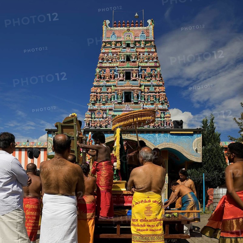 Hindus at the temple festival in front of the Hindu temple Sri Kamadchi Ampal, Hamm, Ruhr area, North Rhine-Westphalia, Germany, Europe