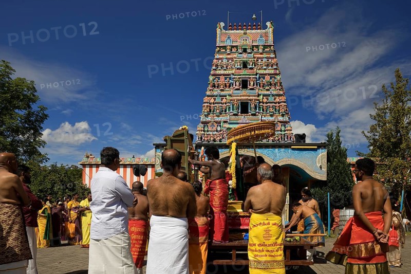 Hindus at the temple festival in front of the Hindu temple Sri Kamadchi Ampal, Hamm, Ruhr area, North Rhine-Westphalia, Germany, Europe