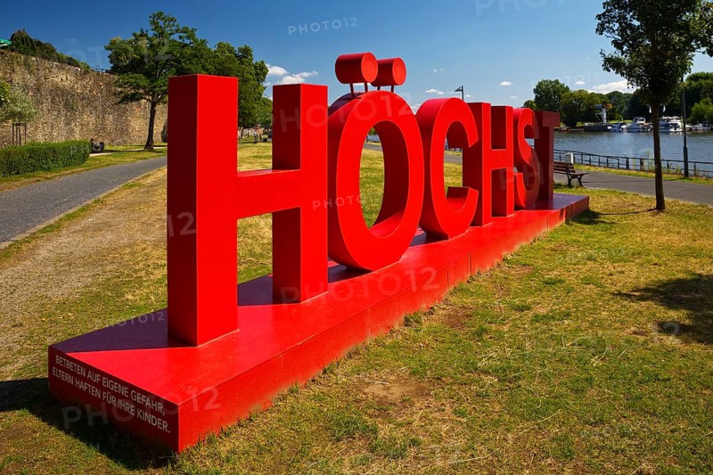 Red Höchst lettering on the banks of the Main, Frankfurt-Höchst, Frankfurt am Main, Hesse, Germany, Europe