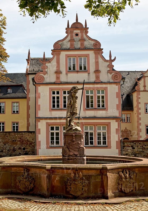 St George's Fountain in front of the castle in the grounds of Friedberg Castle, Friedberg, Hesse, Germany, Europe