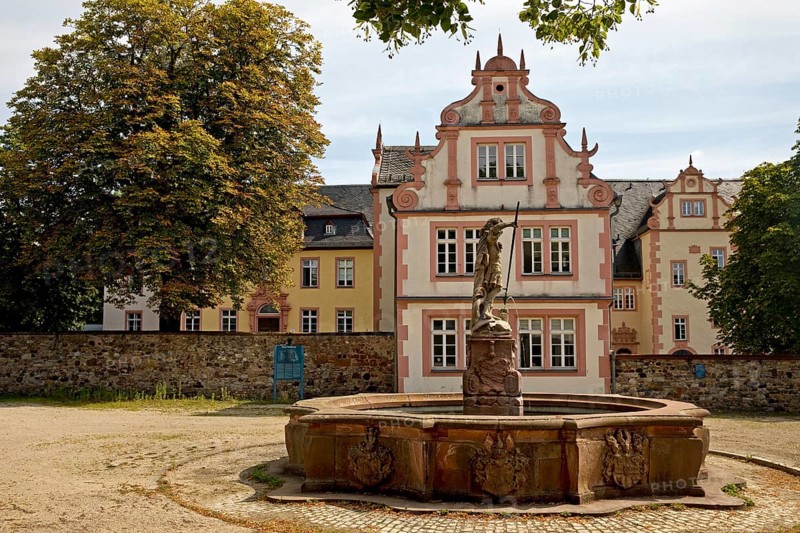 St George's Fountain in front of the castle in the grounds of Friedberg Castle, Friedberg, Hesse, Germany, Europe