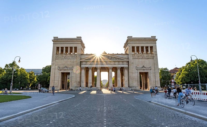 Propylaea with sun star against the light, city gate at Königsplatz, Kunstareal Munich, Munich, Bavaria, Germany, Europe