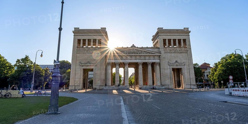 Propylaea with sun star against the light, city gate at Königsplatz, Kunstareal Munich, Munich, Bavaria, Germany, Europe