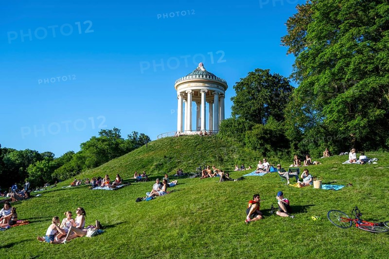 Monopteros in the English Garden, people enjoying the summer day in the park, Munich, Upper Bavaria, Bavaria, Germany, Europe