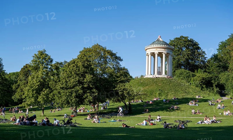 Monopteros in the English Garden, people enjoying the summer day in the park, Munich, Upper Bavaria, Bavaria, Germany, Europe