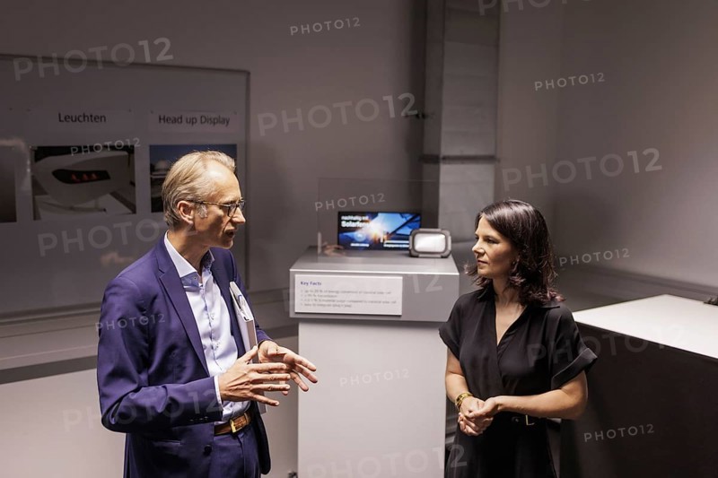 Bernhard Ohnesorge, Managing Director of Carl Zeiss Jena GmbH, and Annalena Bärbock (Alliance 90/The Greens), Federal Foreign Minister, taken during a visit to the Carl Zeiss Group during the Foreign Minister's trip to Germany in Jena, 31 July 2024