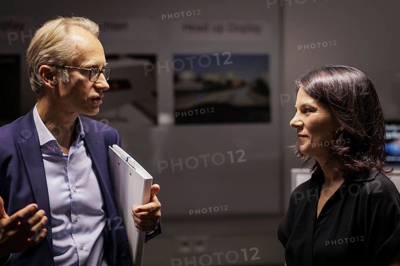 Bernhard Ohnesorge, Managing Director of Carl Zeiss Jena GmbH, and Annalena Bärbock (Alliance 90/The Greens), Federal Foreign Minister, taken during a visit to the Carl Zeiss Group during the Foreign Minister's trip to Germany in Jena, 31 July 2024