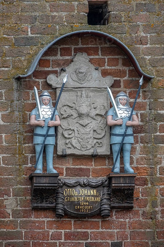 Friedland coat of arms with Margraves Otto III and Johann I on the Anklamer Tor, east side, Gothic brick building from the early 14th century, formerly the Steintor, one of the gates of the fortifications surrounding the town of Friedland in Mecklenburg. In the shield the Mecklenburg bull with the tongue, Friedland, Mecklenburg-Vorpommern, Germany, Europe