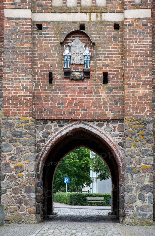 Anklamer Tor, east side, Gothic brick building from the early 14th century, formerly a stone gate, one of the gates of the fortifications that surrounded the town of Friedland in Mecklenburg. Above, the Friedland coat of arms with Margraves Otto III and Johann I, Friedland, Mecklenburg-Vorpommern, Germany, Europe