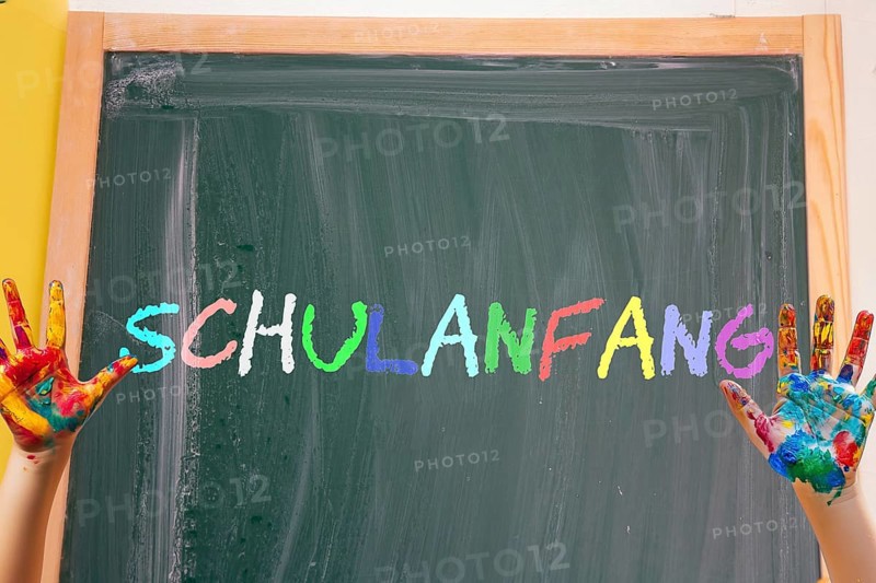 Symbolic image of the start of school: A blackboard reads SCHULANFANG (Composing)