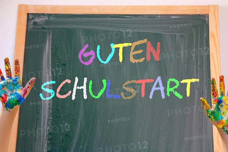 Symbolic image of the start of school: A blackboard reads GUTEN SCHULSTART (Composing)