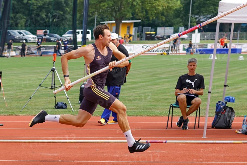 Niklas Kaul, German decathlete and Paris 2024 Olympian, during a triple competition as part of the Thorpe Cup 2024, pole vault, Wetzlar, Hesse