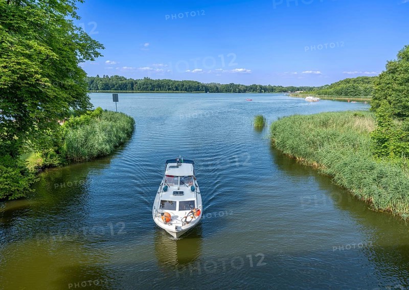 Motorboat on the Havel between Baalensee and Schwedtsee (rear), Fürstenberg/Havel, Brandenburg, Germany, Europe