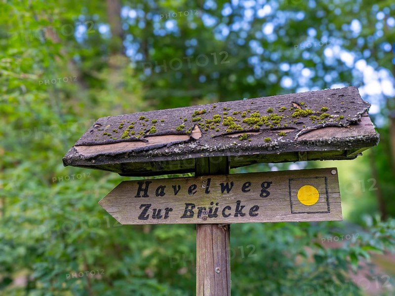 Wooden signpost for the Havelweg on the banks of the Havel, Fürstenberg/Havel, Brandenburg, Germany, Europe