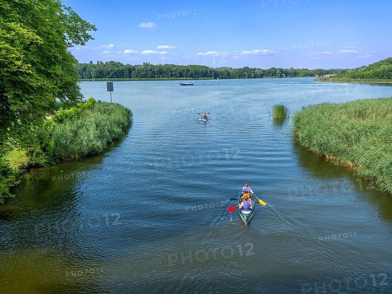 Paddle boat, paddler, on the Havel between Baalensee and Schwedtsee (behind), Fürstenberg/Havel, Brandenburg, Germany, Europe
