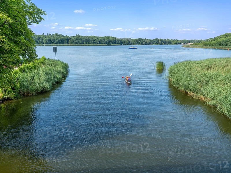 Paddle boat, paddler, on the Havel between Baalensee and Schwedtsee (behind), Fürstenberg/Havel, Brandenburg, Germany, Europe