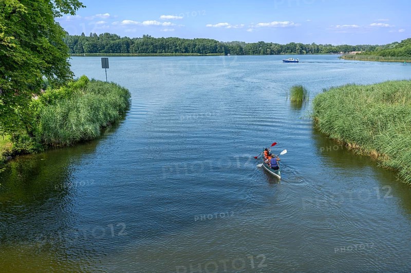Paddle boat, paddler, on the Havel between Baalensee and Schwedtsee (behind), Fürstenberg/Havel, Brandenburg, Germany, Europe