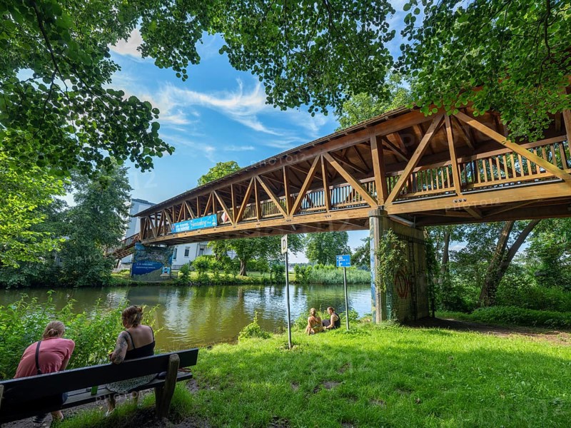 Covered wooden bridge, Baalensee bridge over the Havel between Schwedtsee and Baalensee, Fürstenberg/Havel, Brandenburg, Germany, Europe