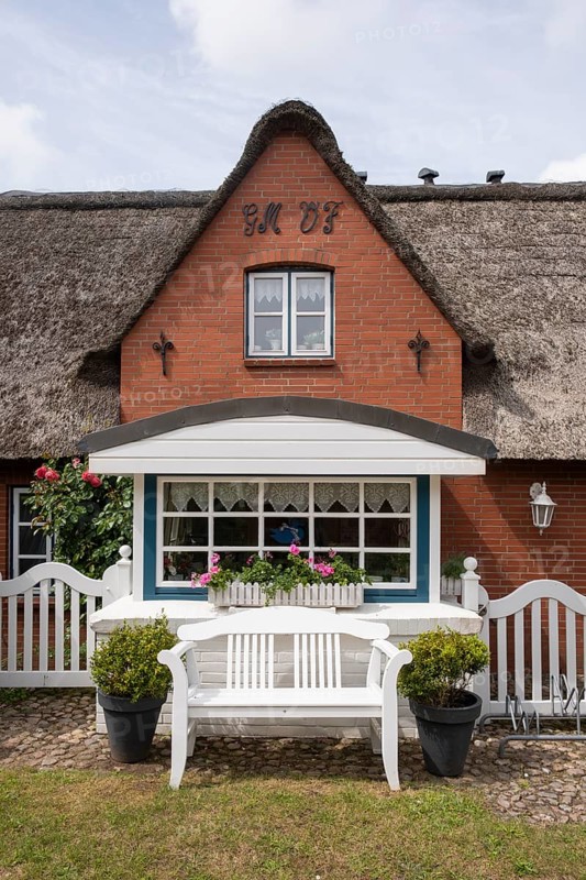 Seat in front of a Frisian house, thatched roof, Amrum, North Sea island, North Frisia, Schleswig-Holstein, Germany, Europe