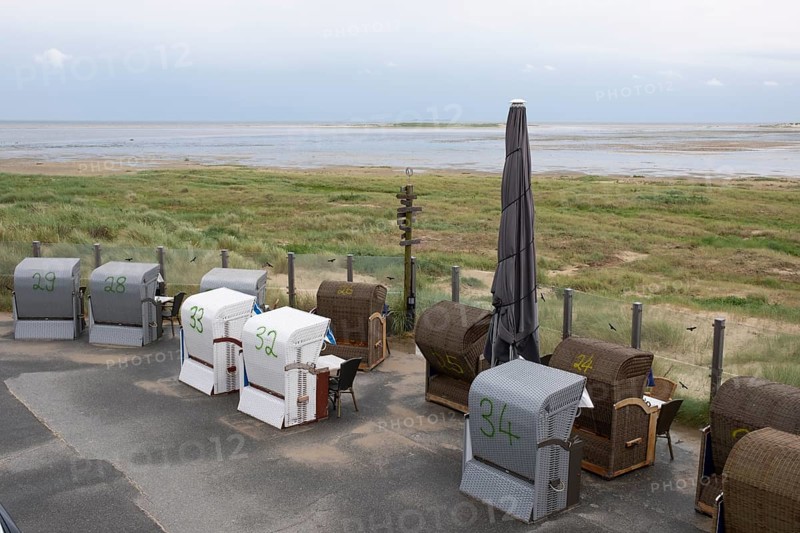 Beach chairs on the promenade near Wittdün, landscape at the Kniephaken, North Sea coast, Amrum, North Sea island, North Frisia, Schleswig-Holstein, Germany, Europe