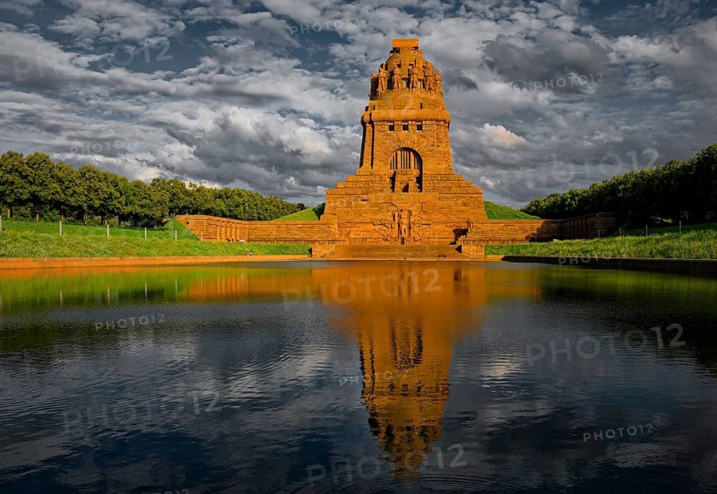 Monument to the Battle of the Nations in memory of the Battle of the Nations 1813 against Napoleon Bonaparte, cloudy mood, evening mood, water reflection, Leipzig, Saxony, Germany, Europe