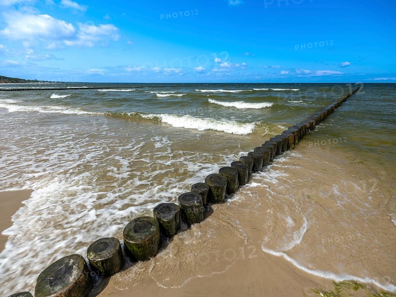 Sandy beach beach with wooden groyne in the Baltic Sea on the island of Usedom, clouds in the blue sky, Zempin, Mecklenburg-Vorpommern, Germany, Europe