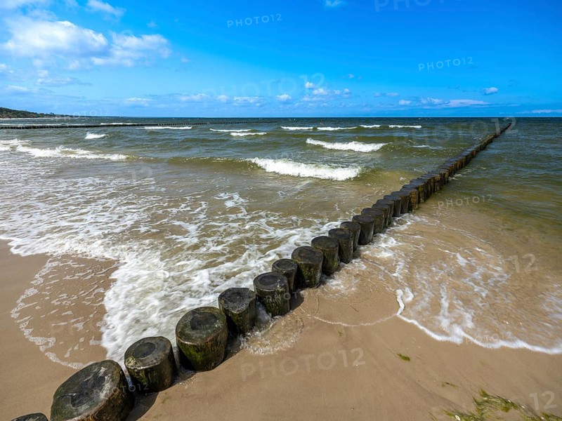 Sandy beach beach with wooden groyne in the Baltic Sea on the island of Usedom, clouds in the blue sky, Zempin, Mecklenburg-Vorpommern, Germany, Europe