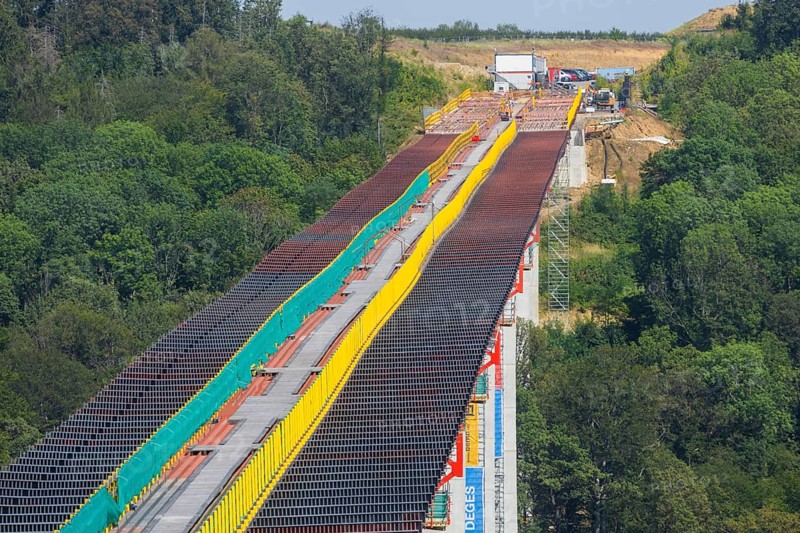 The new bridge on the Pirna southern bypass will be 916 metres long, 70 metres high and require 7, 250 tonnes of steel. DEGES is building the 3.8 kilometre long route. The route leads from the 172a to the B 172 on the Sonnenstein near Krietzschwitz and is intended to relieve Pirna city centre of through traffic in the future. For this purpose, a 50 metre long and 140 tonne heavy pre-build spigot will be pushed from the abutment on the Sonnenstein over the pillars that are already in place. The final push has been successfully completed and now the finishing work is underway, Gottleuba Valley Bridge, Pirna, Saxony, Germany, Europe