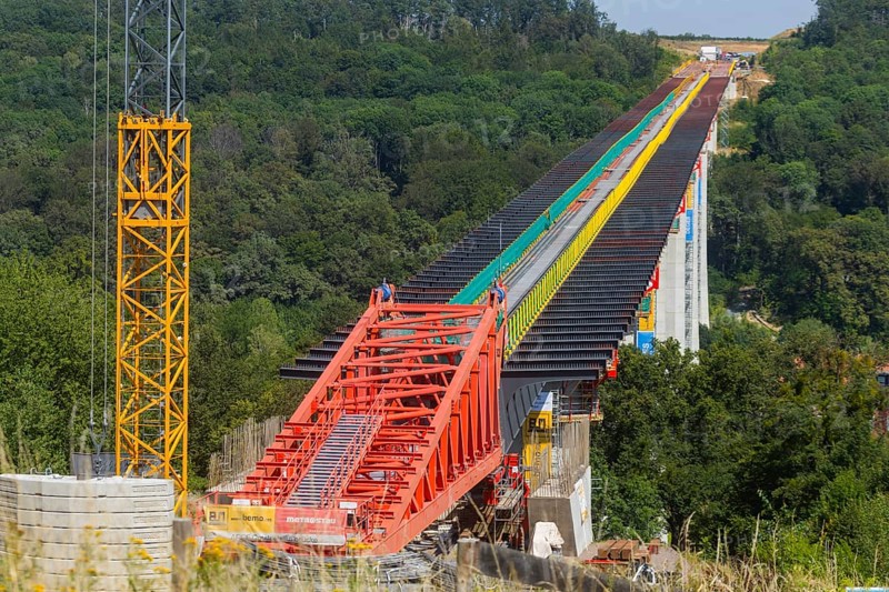 The new bridge on the Pirna southern bypass will be 916 metres long, 70 metres high and require 7, 250 tonnes of steel. DEGES is building the 3.8 kilometre long route. The route leads from the 172a to the B 172 on the Sonnenstein near Krietzschwitz and is intended to relieve Pirna city centre of through traffic in the future. For this purpose, a 50 metre long and 140 tonne heavy pre-build spigot will be pushed from the abutment on the Sonnenstein over the pillars that are already in place. The final push has been successfully completed and now the finishing work is underway, Gottleuba Valley Bridge, Pirna, Saxony, Germany, Europe