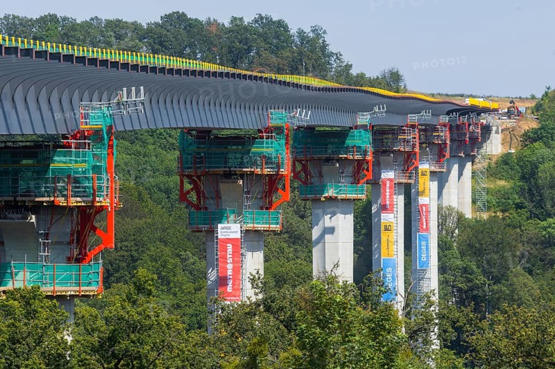 The new bridge on the Pirna southern bypass will be 916 metres long, 70 metres high and require 7, 250 tonnes of steel. DEGES is building the 3.8 kilometre long route. The route leads from the 172a to the B 172 on the Sonnenstein near Krietzschwitz and is intended to relieve Pirna city centre of through traffic in the future. For this purpose, a 50 metre long and 140 tonne heavy pre-build spigot will be pushed from the abutment on the Sonnenstein over the pillars that are already in place. The final push has been successfully completed and now the finishing work is underway, Gottleuba Valley Bridge, Pirna, Saxony, Germany, Europe