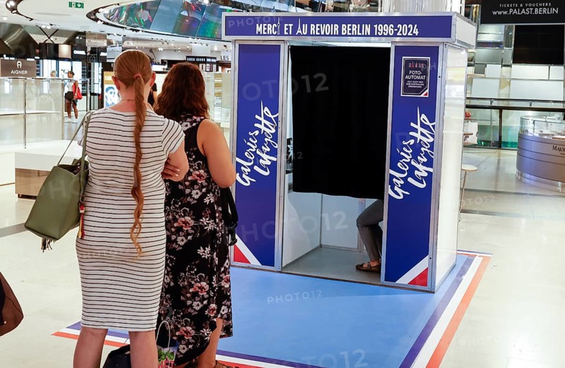 Customers can have a souvenir photo taken at Galeries Lafayette. After 28 years, the Galeries Lafayette on Berlin's Friedrichstrasse will close on 31 July 2024, Berlin, Berlin, Germany, Europe