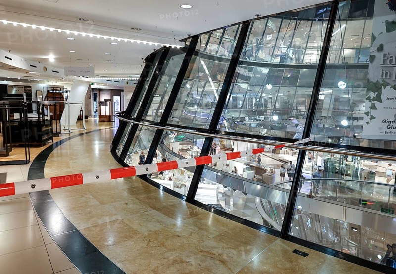 Empty sales shelves in the Galeries Lafayette, after 28 years the Galeries Lafayette on Berlin's Friedrichstrasse will close on 31 July 2024, Berlin, Berlin, Germany, Europe