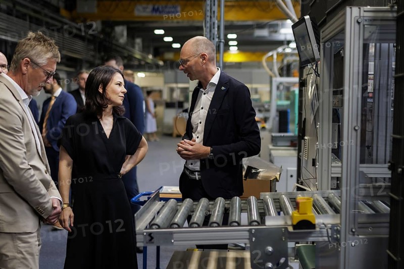 Annalena Bärbock (Alliance 90/The Greens), Federal Foreign Minister, and Torsten Herrmann, Managing Director of Hehnke GmbH & Co. KG, during a visit to the automotive supplier Hehnke GmbH & Co. KG during the Foreign Minister's trip to Germany in Steinbach-Hallenberg, 31 July 2024