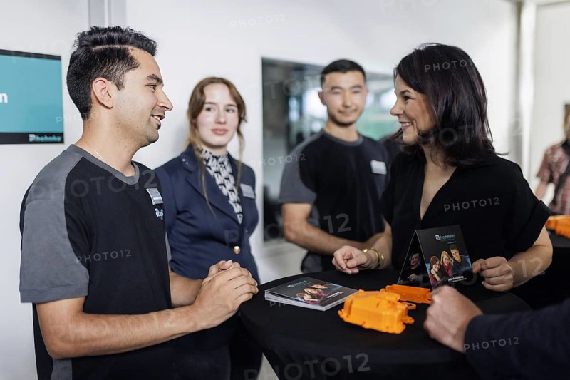 Annalena Bärbock (Alliance 90/The Greens), Federal Foreign Minister, pictured with young employees, some of them apprentices, during a visit to automotive supplier Hehnke GmbH & Co. KG during the Foreign Minister's trip to Germany in Steinbach-Hallenberg, 31 July 2024