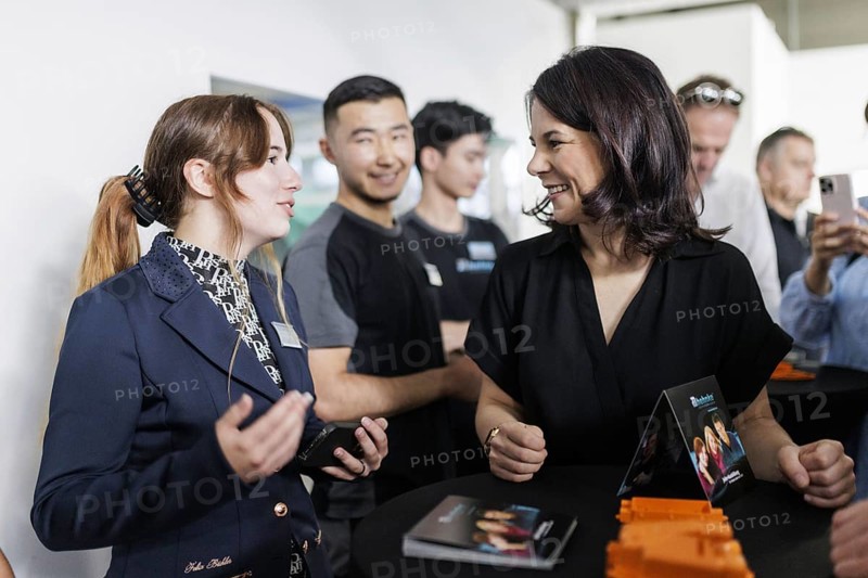 Annalena Bärbock (Alliance 90/The Greens), Federal Foreign Minister, pictured with young employees, some of them apprentices, during a visit to automotive supplier Hehnke GmbH & Co. KG during the Foreign Minister's trip to Germany in Steinbach-Hallenberg, 31 July 2024