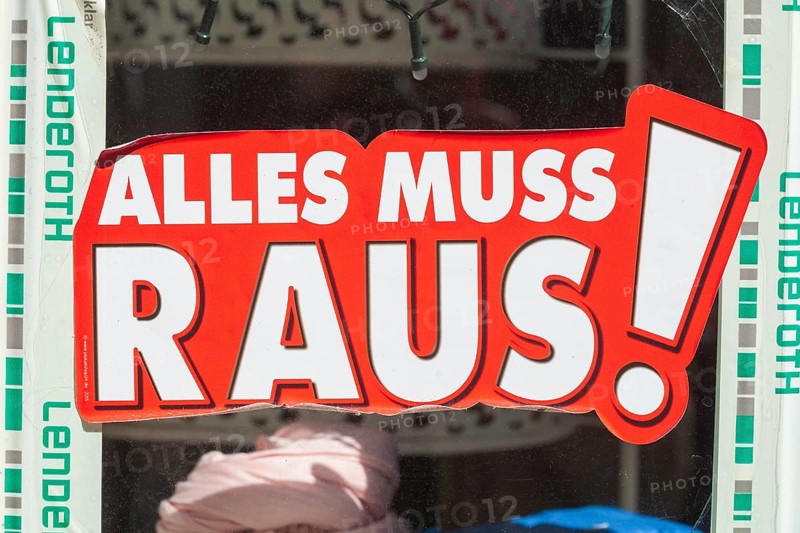 Sign Alles muss Raus, clearance sale on a shop window, Oldenburg in Oldenburg, Lower Saxony, Germany, Europe