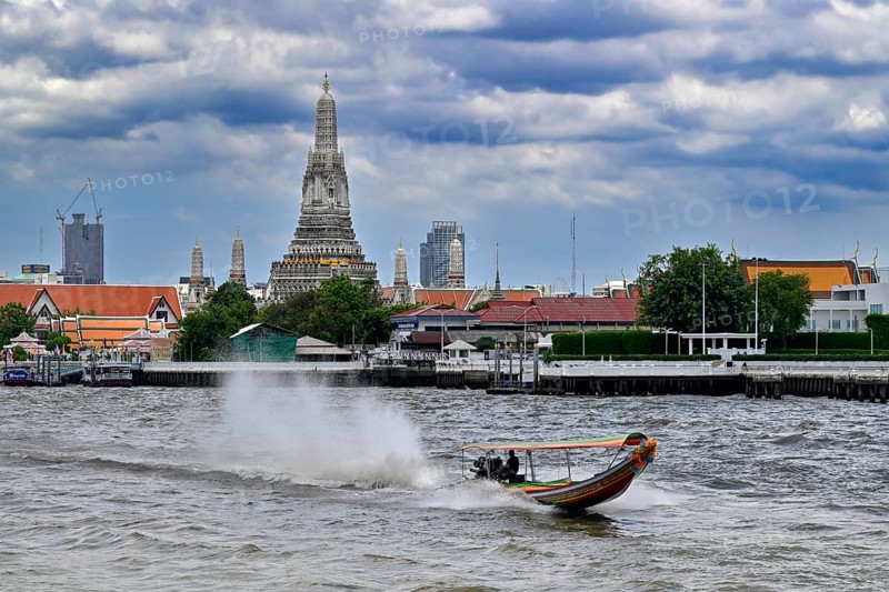 Thonburi Pagoda of Wat Arun and water taxi, Bangkok, Thailand, Asia