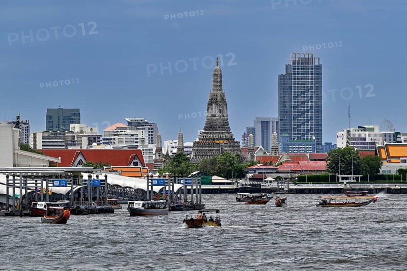 Thonburi Pagoda of Wat Arun and skyscrapers on the Chao Phraya, Bangkok, Thailand, Asia