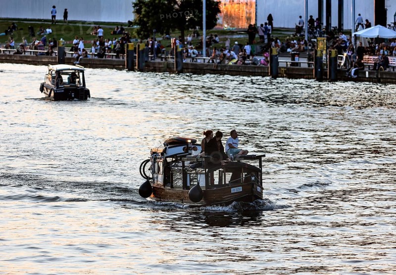 Boats sailing at sunset on the Spree, Berlin, 30.07.2024, Berlin, Berlin, Germany, Europe
