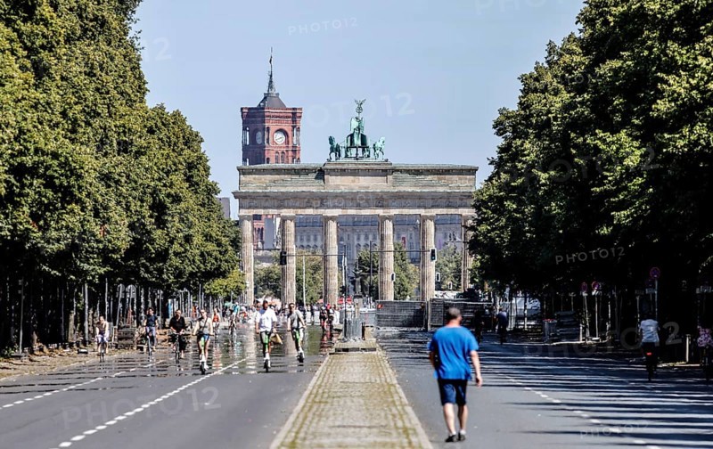 Pedestrians, cyclists and e-scooters on the road on the Strasse des 17 Juni at the Brandenburg Tor, Berlin, 30 July 2024, Berlin, Berlin, Germany, Europe