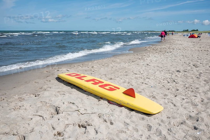 A rescue board of the German Life Saving Association DLRG lies on the sandy beach of the Baltic Sea, rescue board, surfboard, symbolic image, Dierhagen, Mecklenburg-Western Pomerania, Germany, Europe