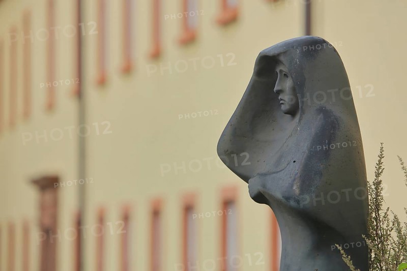 Sculpture Die Ausschauende by Hermann Kuhmichel 1959, woman, bronze, look, look, look, arm, top, hood, bronze, garment, modern art, Lower Castle, Siegen, Siegerland, North Rhine-Westphalia, Germany, Europe