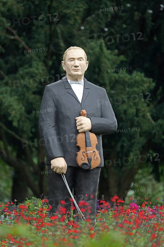 Sculpture and memorial to violinist Adolf bush by Christel Lechner 2017, everyday people, standing, suit, violin, bow, musician, castle park, Siegen, Siegerland, North Rhine-Westphalia, Germany, Europe