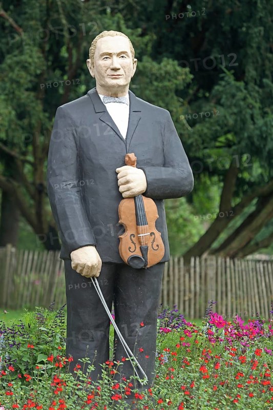 Sculpture and memorial to violinist Adolf bush by Christel Lechner 2017, everyday people, standing, suit, violin, bow, musician, castle park, Siegen, Siegerland, North Rhine-Westphalia, Germany, Europe