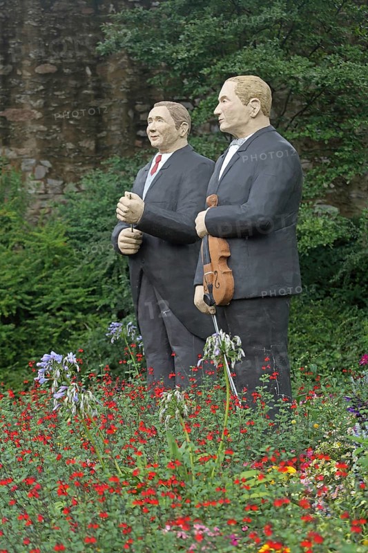 Sculptures and memorial to conductor Fritz bush and violinist Adolf bush by Christel Lechner 2017, everyday people, standing, two, conductor's baton, conductor's baton, baton, suit, violin, bow, musician, castle park, Siegen, Siegerland, North Rhine-Westphalia, Germany, Europe